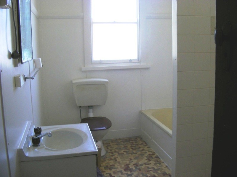 2 Bloomfield Avenue, Bega NSW 2550