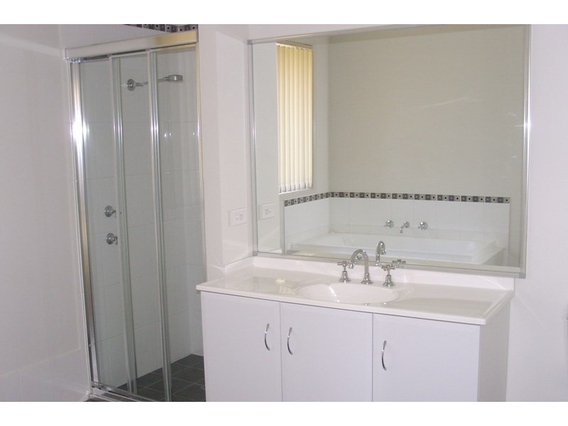 2 Howard Avenue, Bega NSW 2550