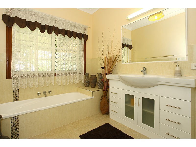 2 Ruth Terrace, Oxenford QLD 4210