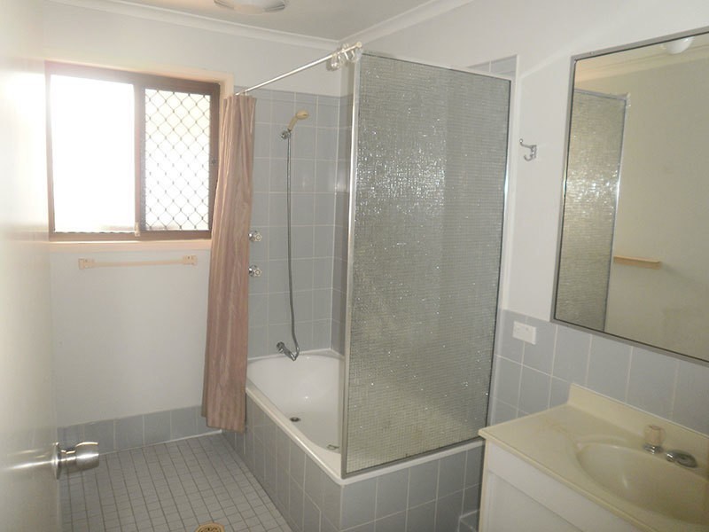 2/120 Kumbari Avenue, Labrador QLD 4215