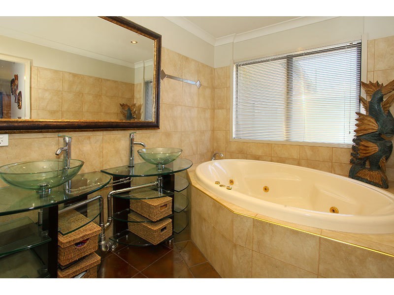 9 Hellfire Pass, Lower Beechmont QLD 4211