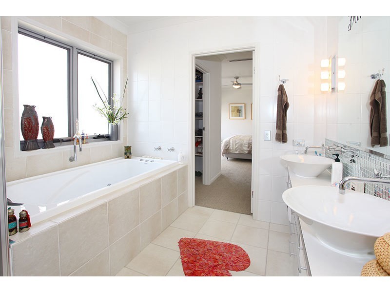 3057 Quay S Dr, Carrara QLD 4211