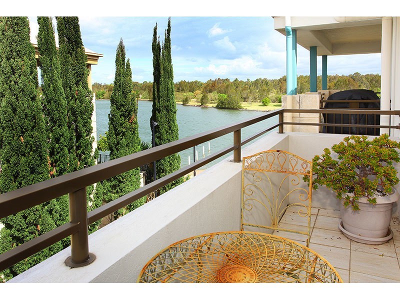3057 Quay S Dr, Carrara QLD 4211