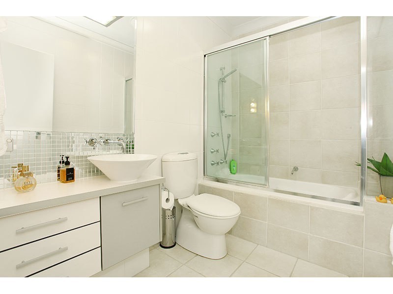 3057 Quay S Dr, Carrara QLD 4211