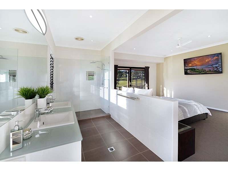 40 Henri Robert Drive, Clagiraba QLD 4211