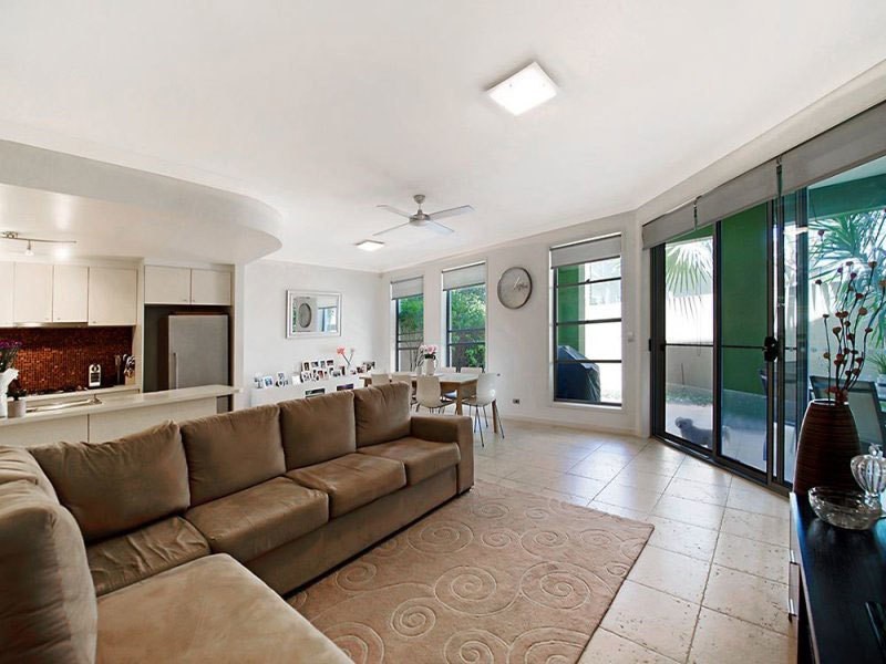 3045 Everglade Avenue, Carrara QLD 4211