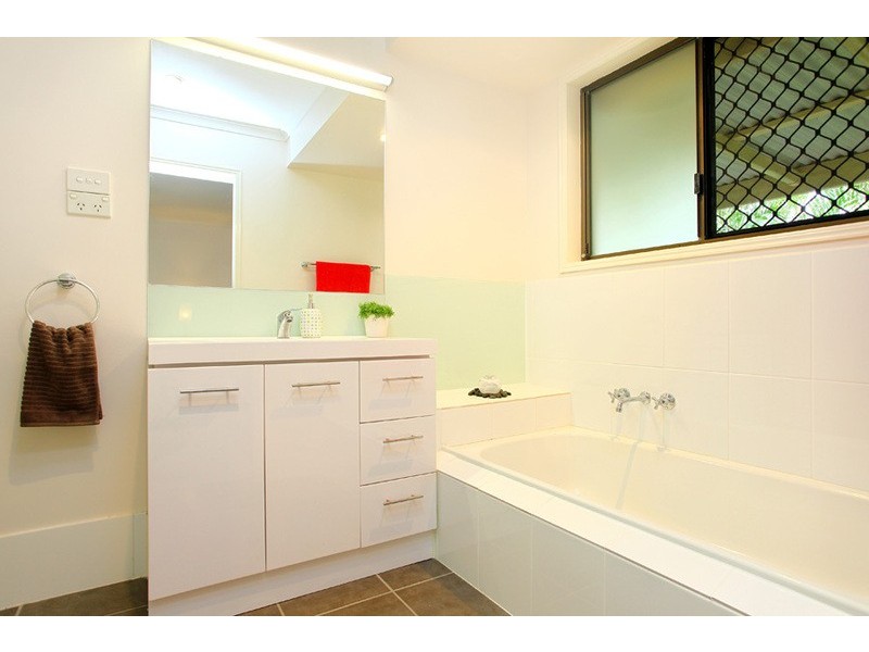 2 Cambridge Court, Carrara QLD 4211