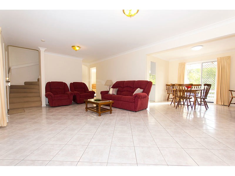 8 Dewar Court, Highland Park QLD 4211