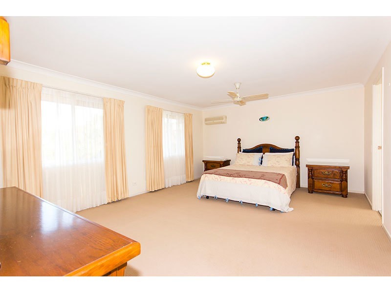 8 Dewar Court, Highland Park QLD 4211