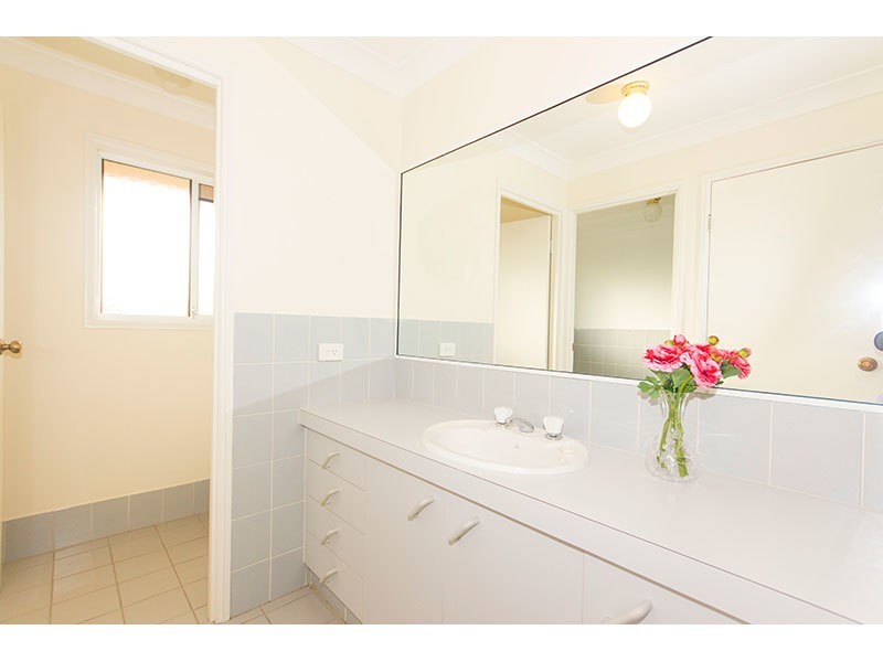 8 Dewar Court, Highland Park QLD 4211