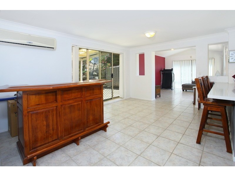 27 Piccadilly Place, Highland Park QLD 4211