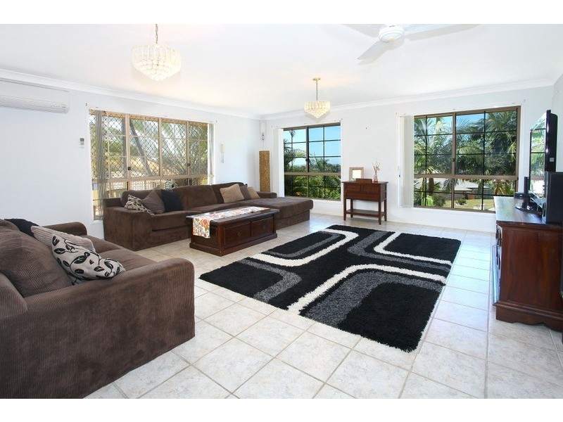 27 Piccadilly Place, Highland Park QLD 4211