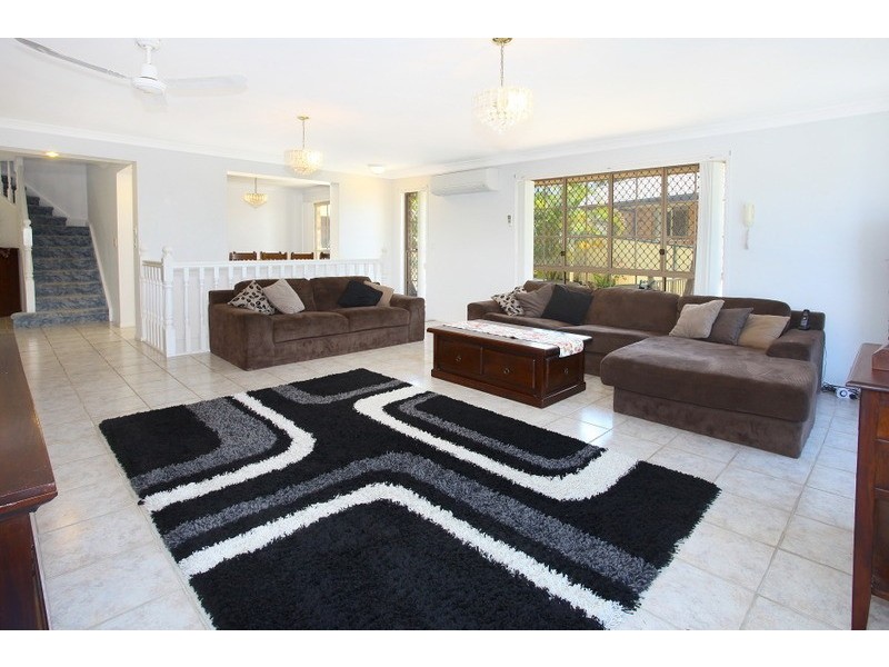 27 Piccadilly Place, Highland Park QLD 4211