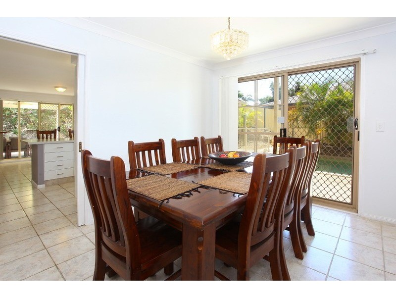 27 Piccadilly Place, Highland Park QLD 4211