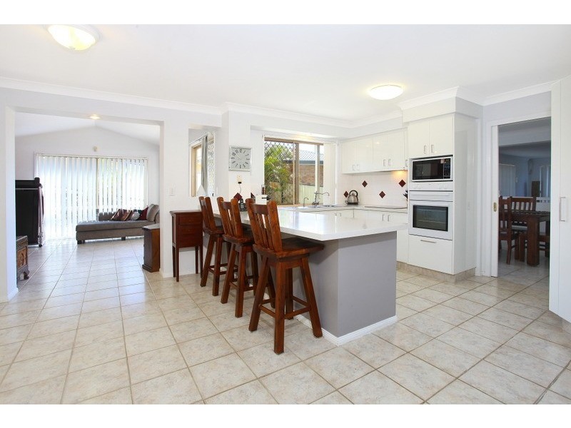 27 Piccadilly Place, Highland Park QLD 4211