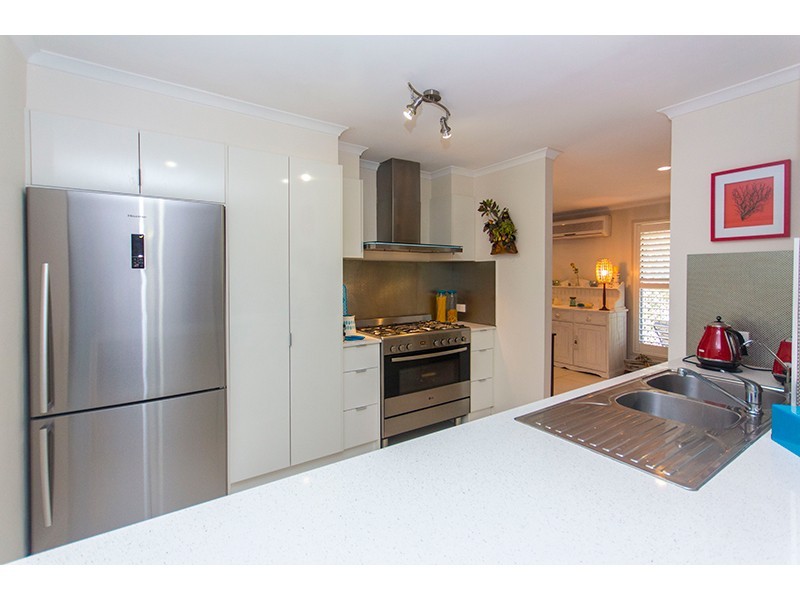 4 Bernadette Place, Highland Park QLD 4211