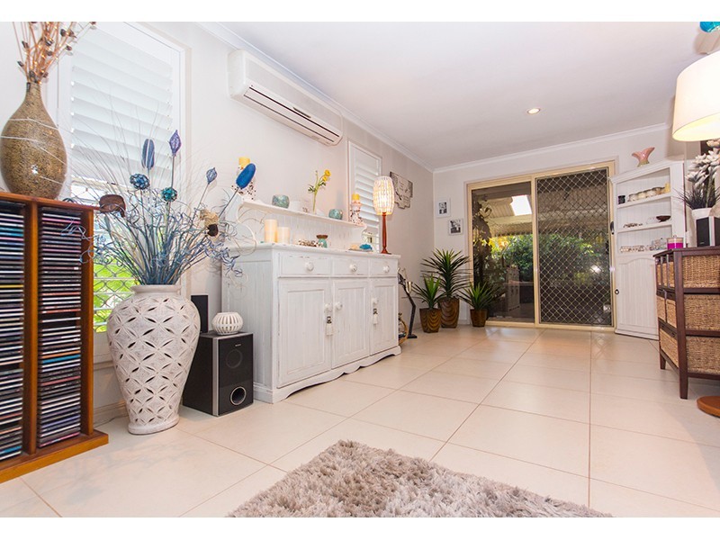 4 Bernadette Place, Highland Park QLD 4211