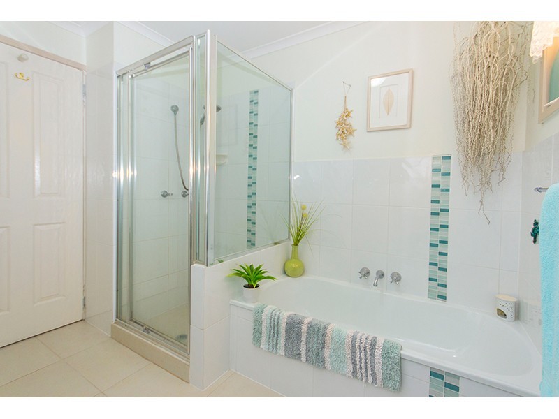 4 Bernadette Place, Highland Park QLD 4211