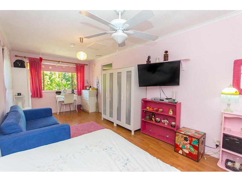 4 Bernadette Place, Highland Park QLD 4211