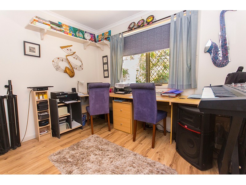 4 Bernadette Place, Highland Park QLD 4211