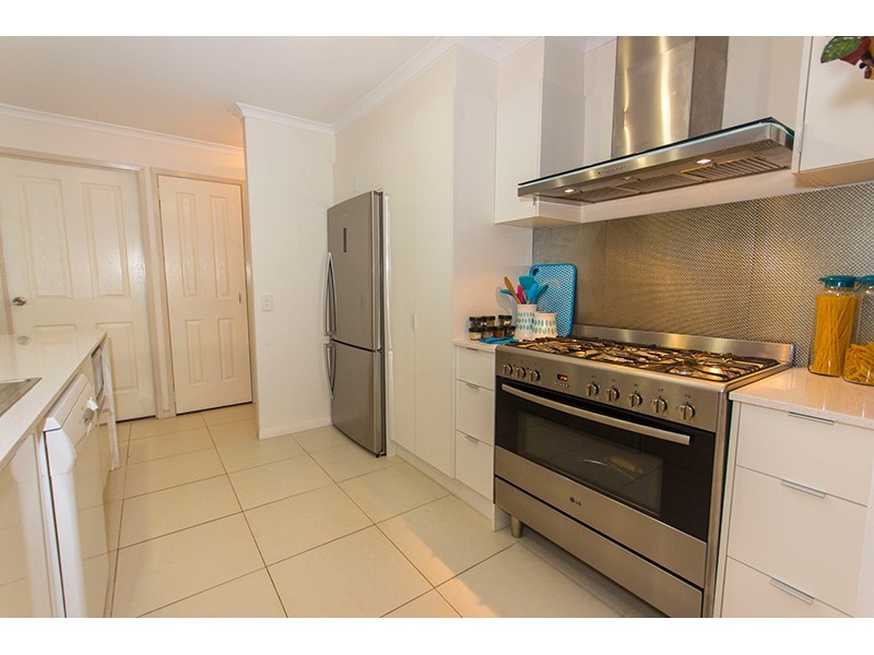 4 Bernadette Place, Highland Park QLD 4211