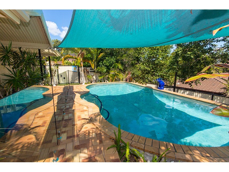 4 Bernadette Place, Highland Park QLD 4211