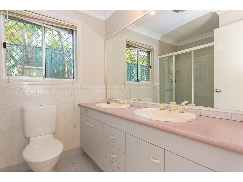 13 Perth Square, Highland Park QLD 4211