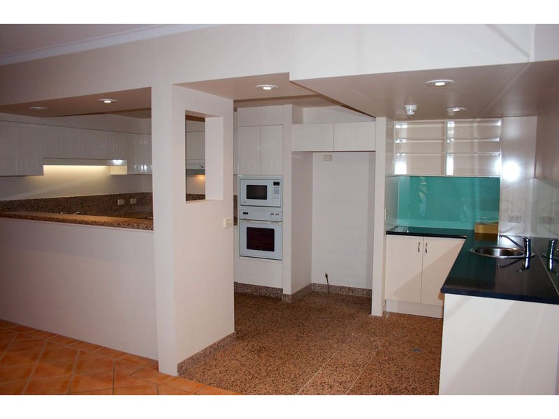 5/125 Santa Cruz Boulevard, Clear Island Waters QLD 4226