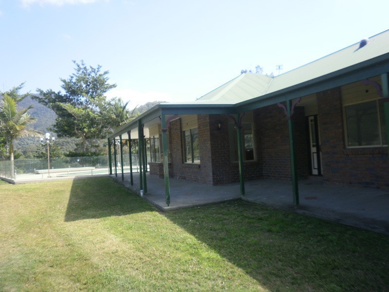 261 Clagiraba Road, Clagiraba QLD 4211