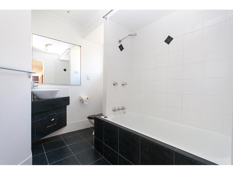 16 Jabiluka Drive, Highland Park QLD 4211