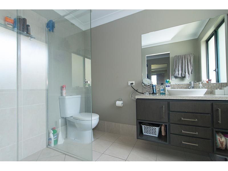 33 Bartlett Avenue, Nerang QLD 4211