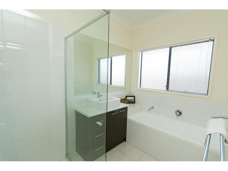 19 Barradeen Circuit, Pacific Pines QLD 4211