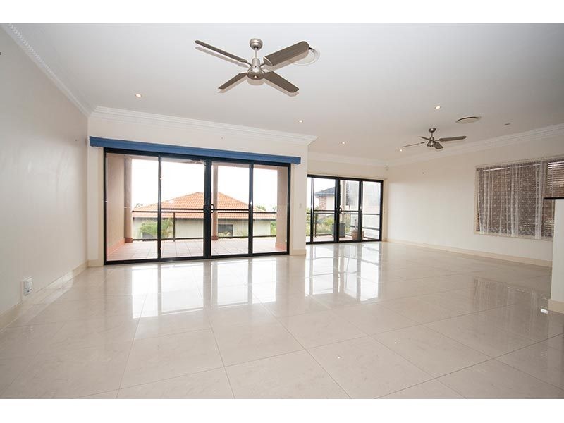 5b Rivage Place, Highland Park QLD 4211