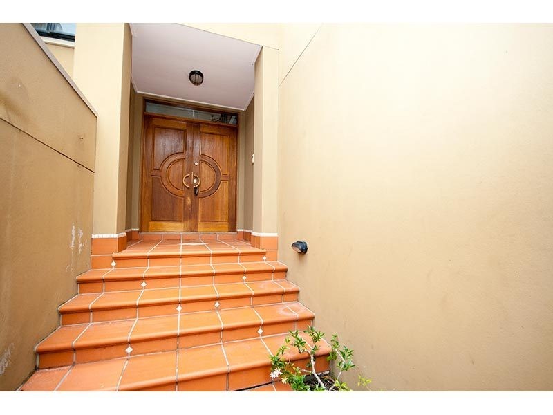 5b Rivage Place, Highland Park QLD 4211