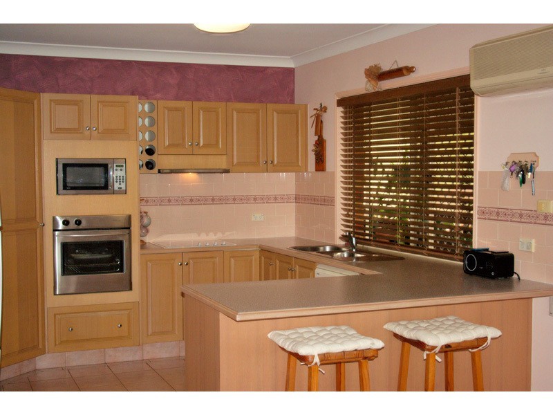 2 Hampshire Close, Highland Park QLD 4211
