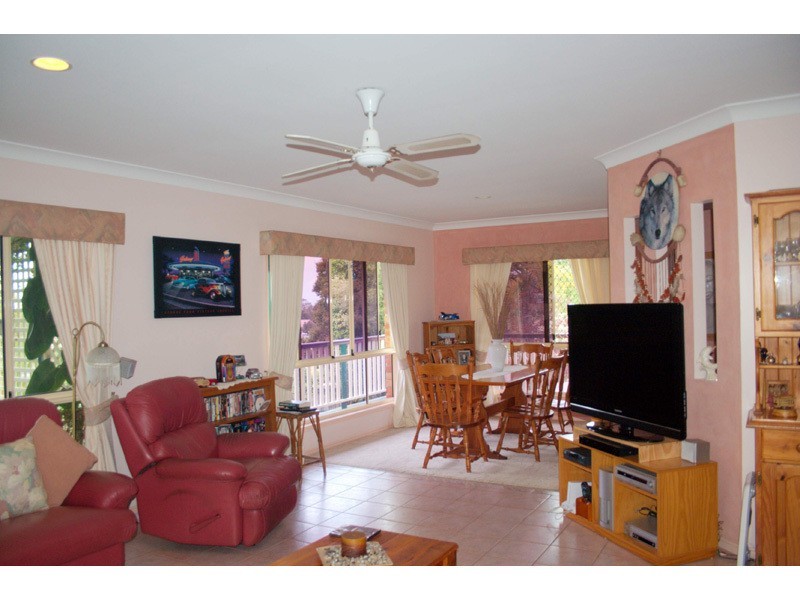 2 Hampshire Close, Highland Park QLD 4211