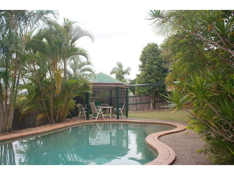 2 Hampshire Close, Highland Park QLD 4211