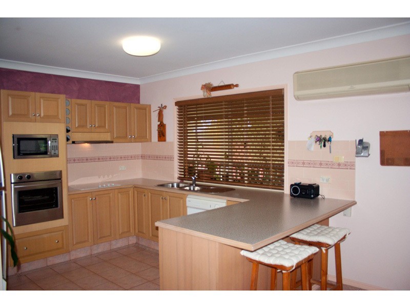 2 Hampshire Close, Highland Park QLD 4211