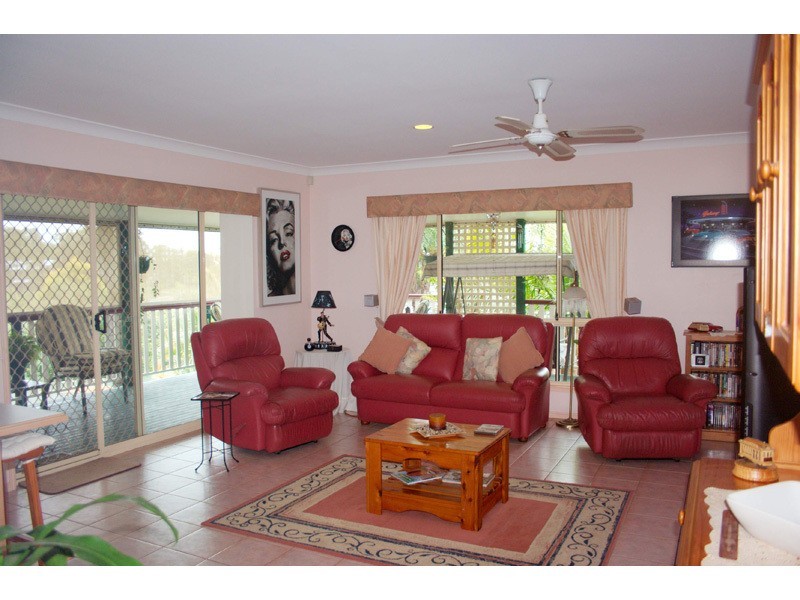 2 Hampshire Close, Highland Park QLD 4211