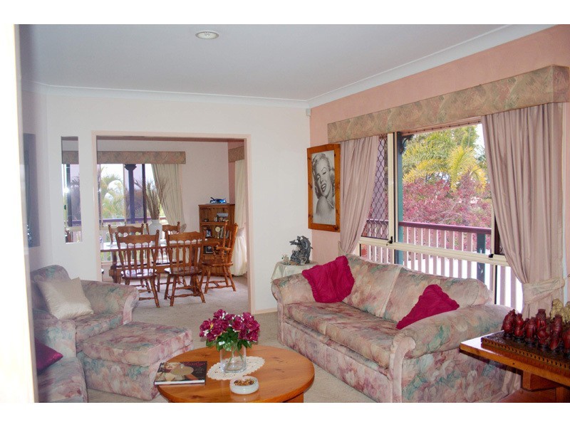 2 Hampshire Close, Highland Park QLD 4211