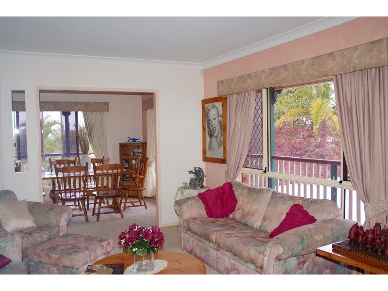 2 Hampshire Close, Highland Park QLD 4211