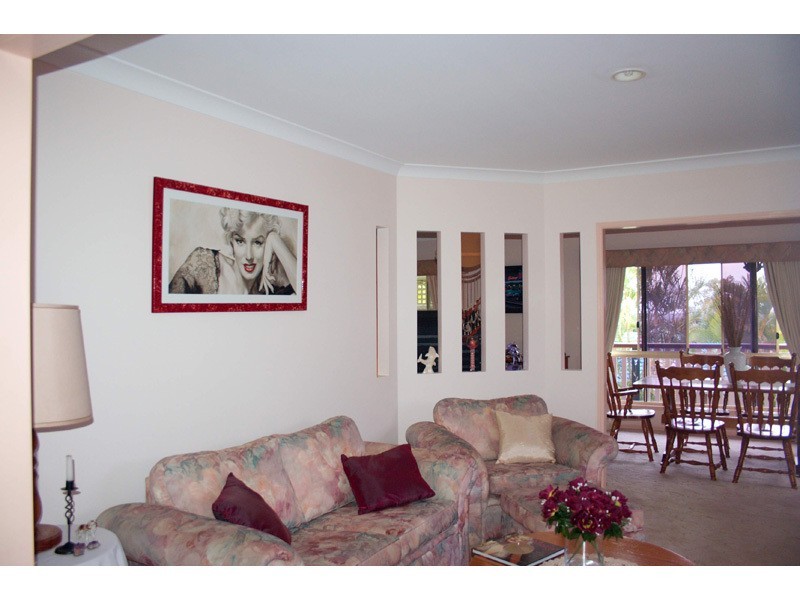 2 Hampshire Close, Highland Park QLD 4211