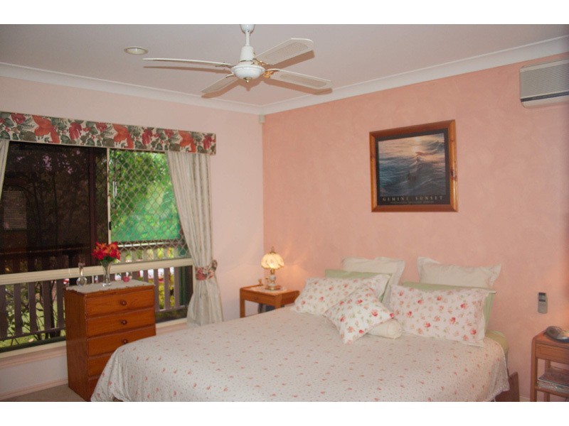 2 Hampshire Close, Highland Park QLD 4211