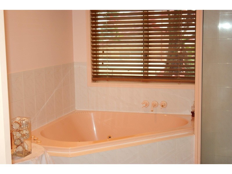 2 Hampshire Close, Highland Park QLD 4211