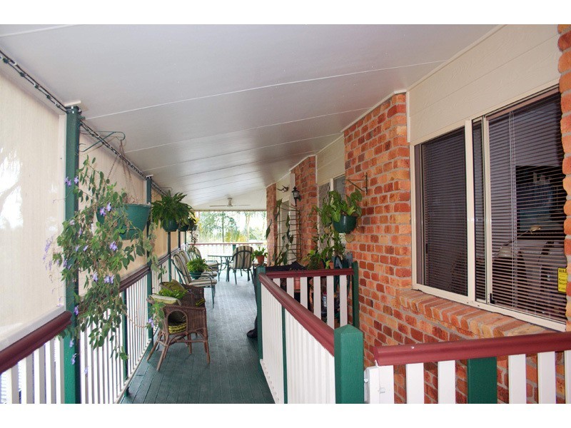 2 Hampshire Close, Highland Park QLD 4211