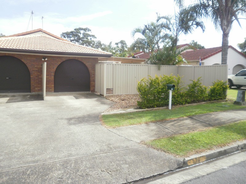 2/120 Kumbari Avenue, Labrador QLD 4215