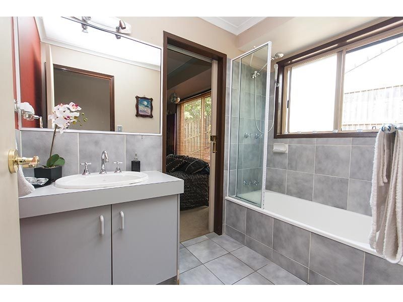 10 Buring Court, Highland Park QLD 4211