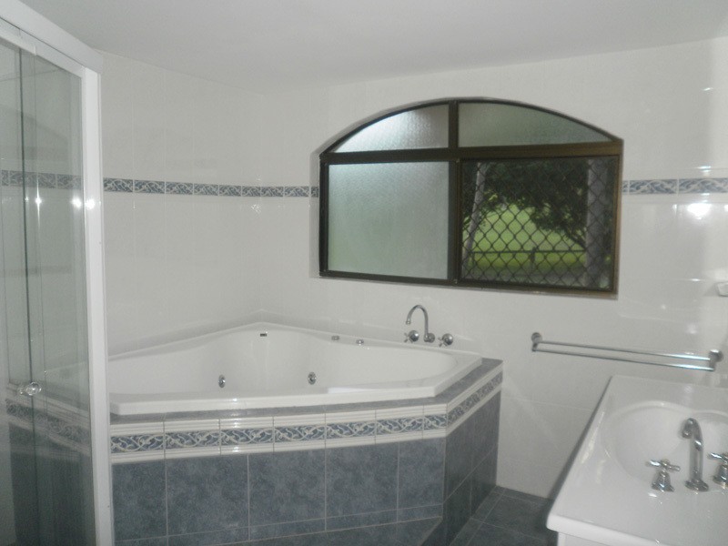 39 Winderadeen Drive, Highland Park QLD 4211