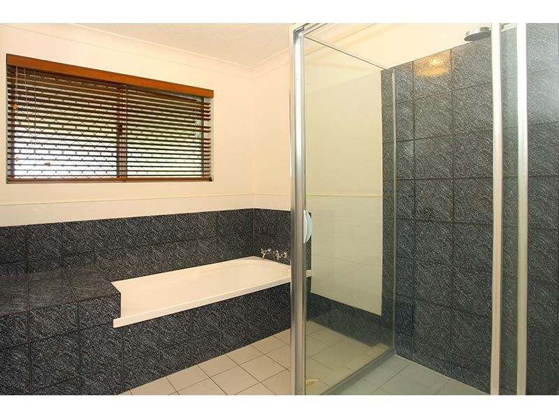11 Lakeview Drive, Carrara QLD 4211