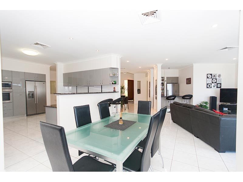 11 Chevron Rise, Highland Park QLD 4211